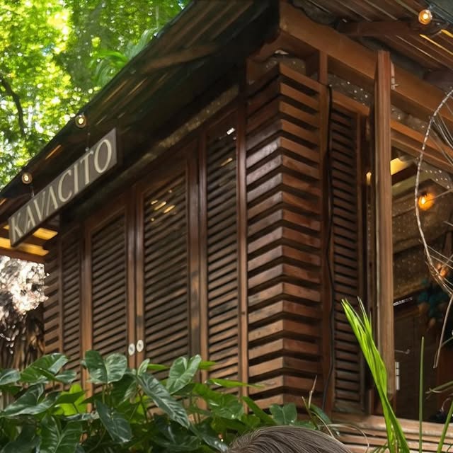 The Kavacito kiosk: a wooden louvered hut with a KAVACITO sign, under trees at Upper Buena Vista